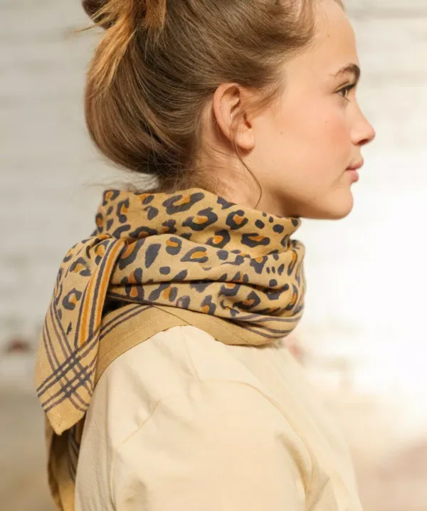 foulard léopard camel